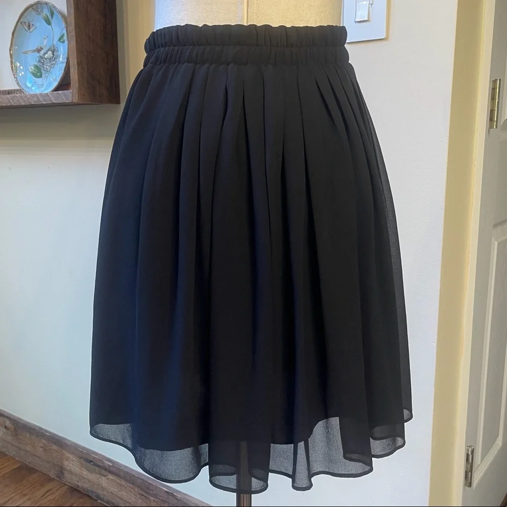 LOFT Medium Black Pleated Front/Back Elastic Wide Band Lined Skirt - Picture 5 of 12